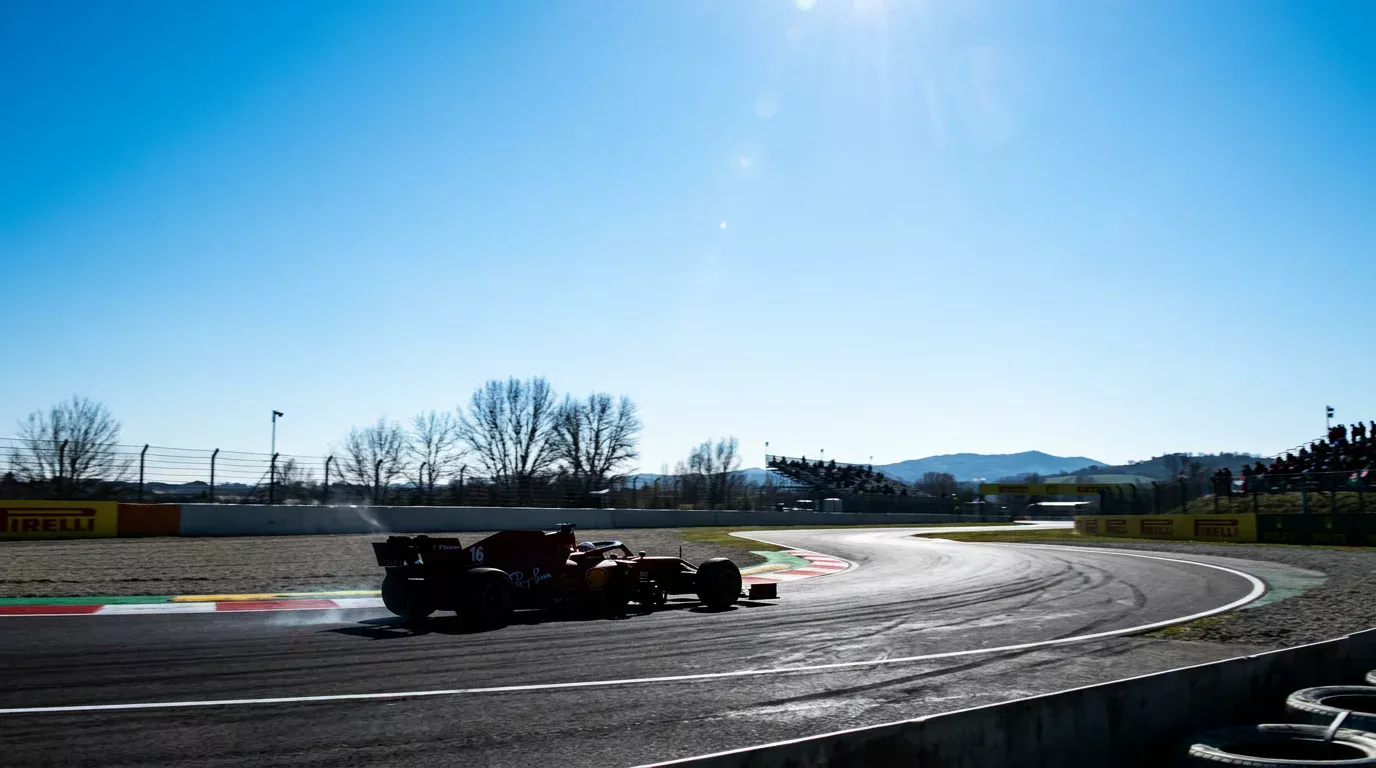 Monoplaza rojo de Ferrari de Fórmula 1 en pista